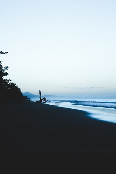 海边人的剪影